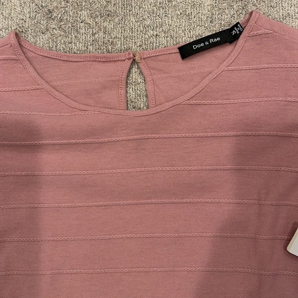 Women’s size small Doe and Rae t-shirt. - Picture 3 of 5